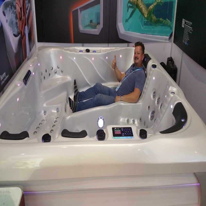Freestanding massage bathtubs