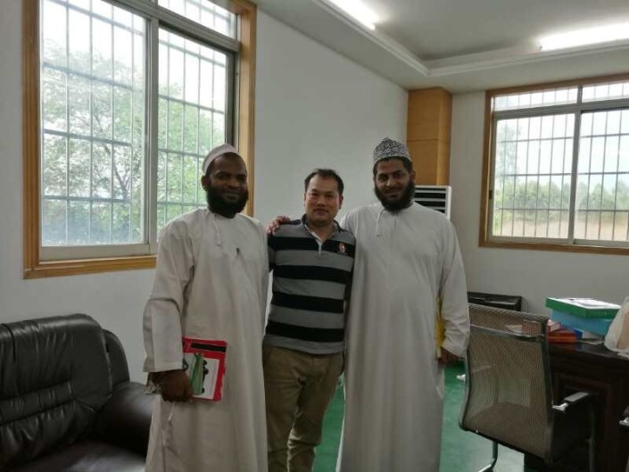 A picture of the Arab customer who ordered the gift box with our boss 1