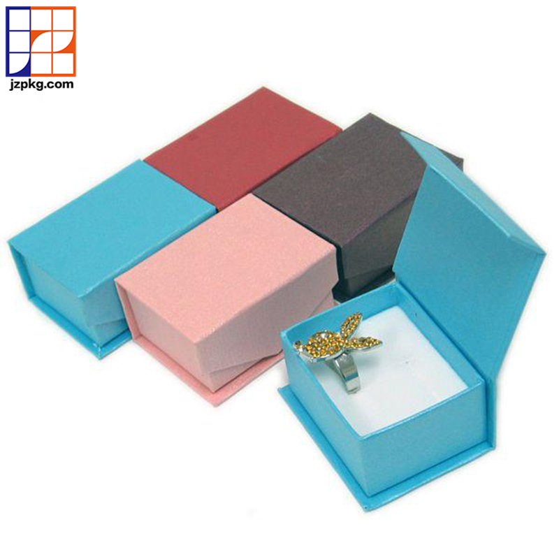 Small ring jewelry box with magnetic closure