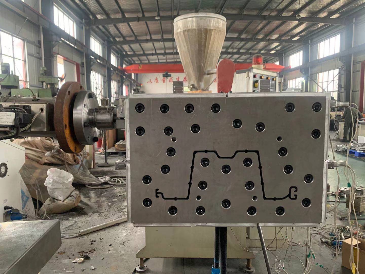 Tips on how to solve the extrusion die head seepage problem