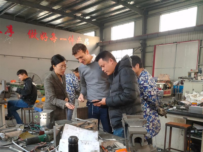 Kunden aus Italien besuchen unsere Fabrik