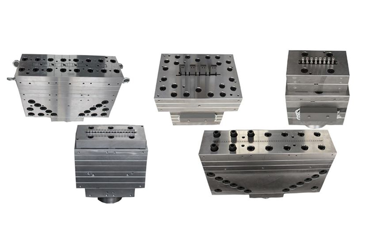 استخدام وصيانة قالب البثق لملف PVC
