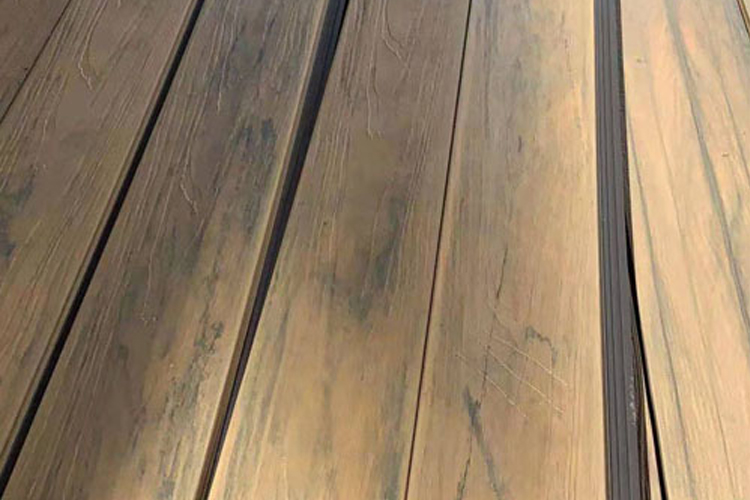 Installation du panneau mural WPC