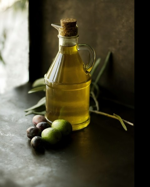 How does a cold press oil machine work, and what are its characteristics?