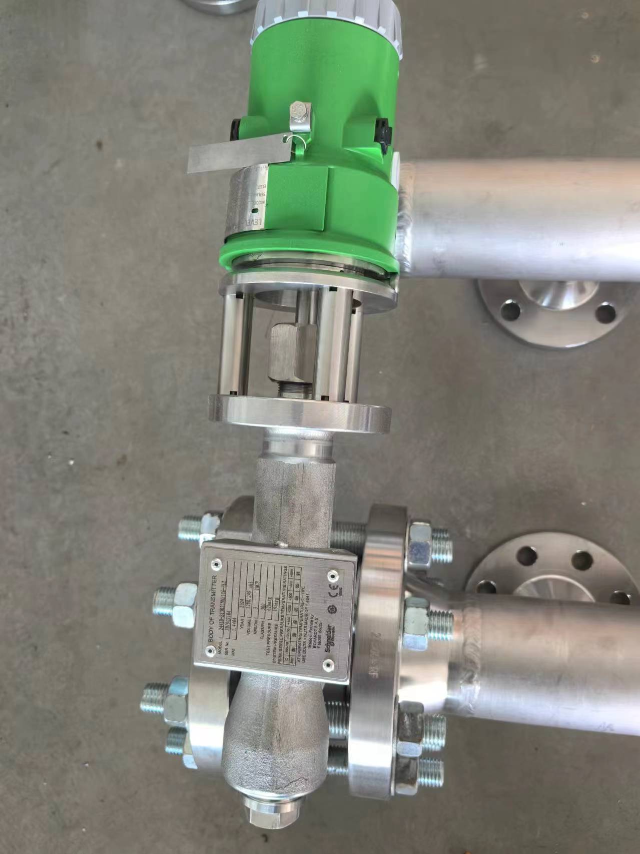 displacer level transmitter