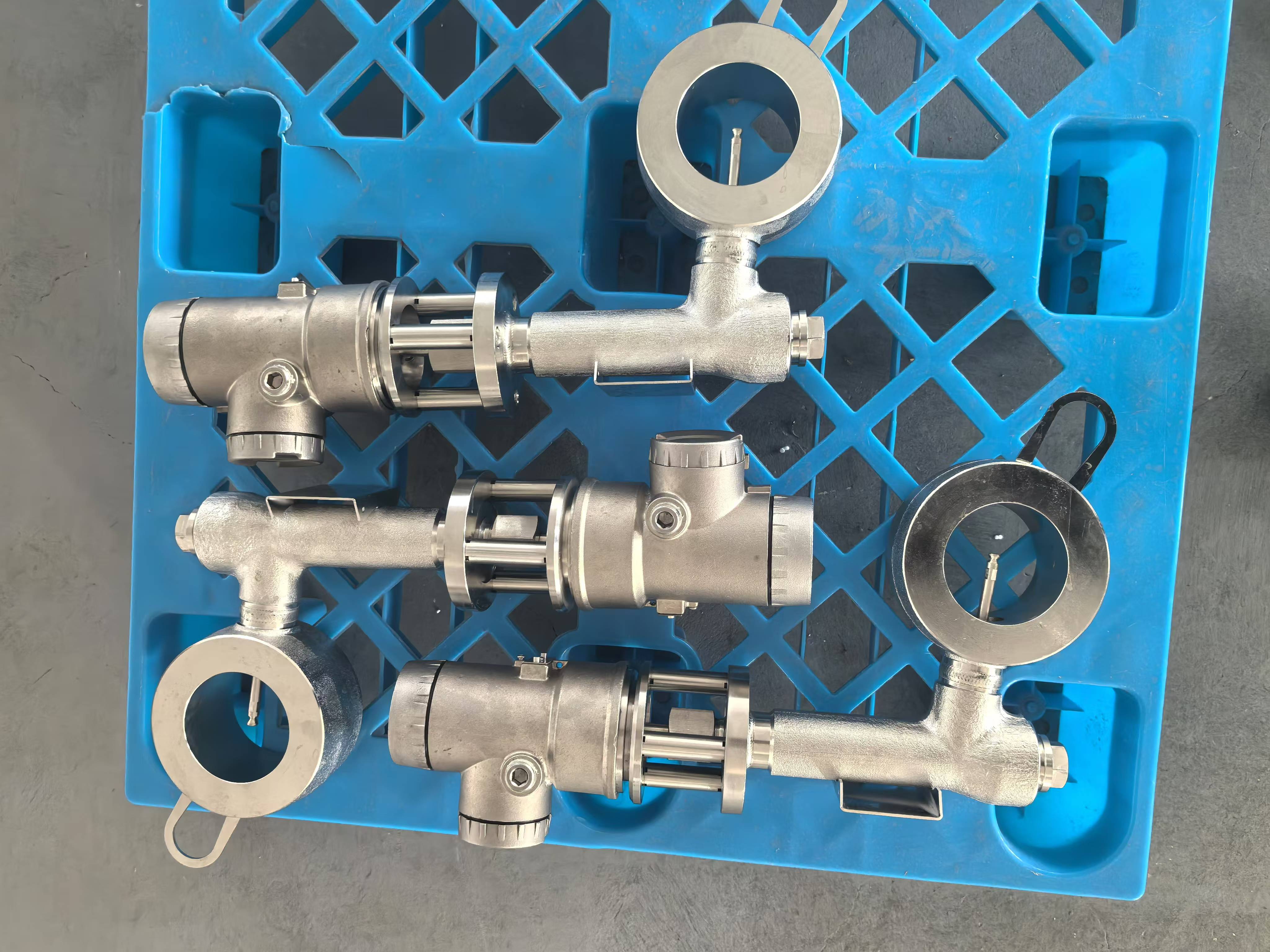 UTM China displacer level transmitters