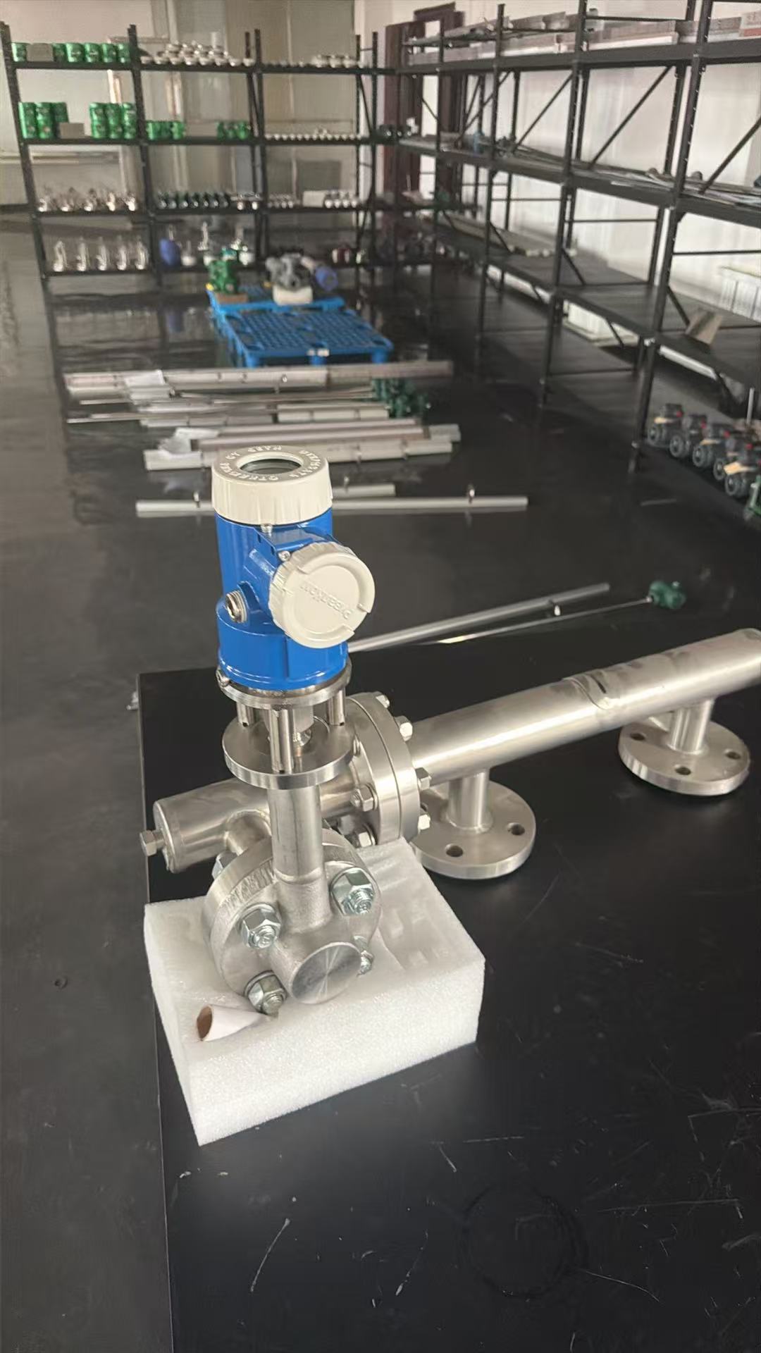 displacer level transmitter
