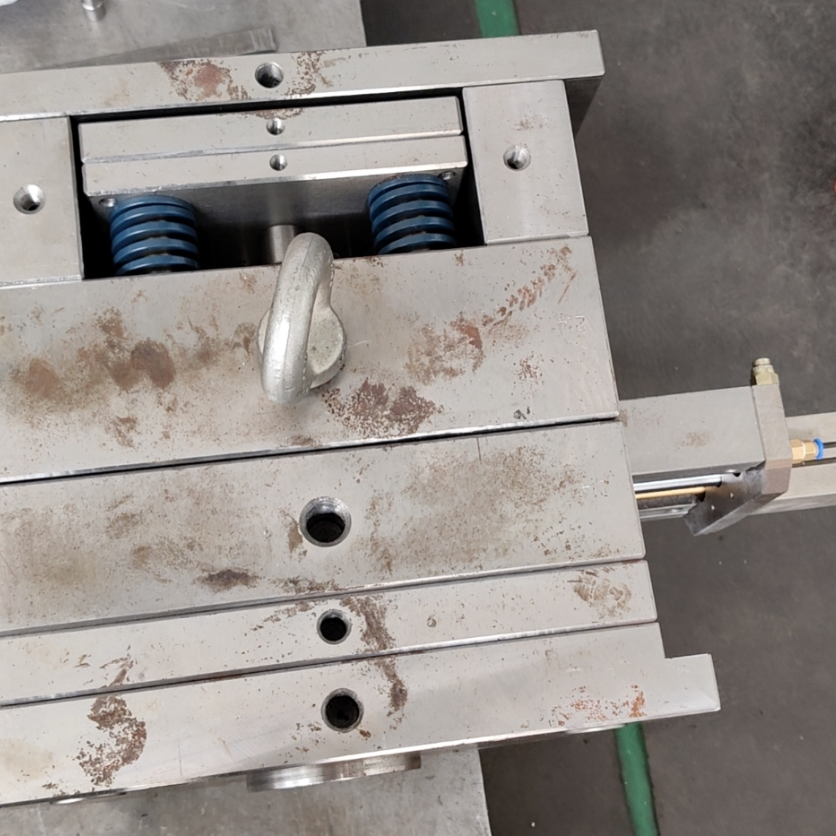 Molde de injeção de duas cavidades para peças plásticas da indústria de moldes Fengjin