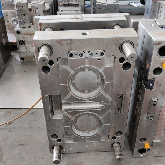 Two Cavity Injection Mould For Plastic Parts From Fengjin Mold Industry