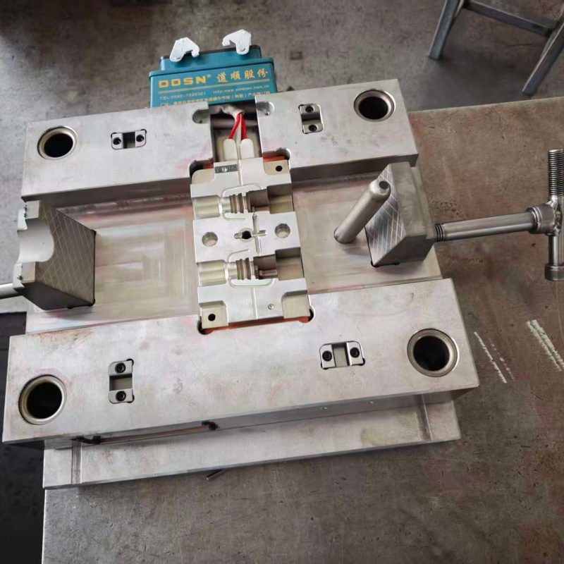 Solution complète de moulage par injection plastique pour articles sanitaires