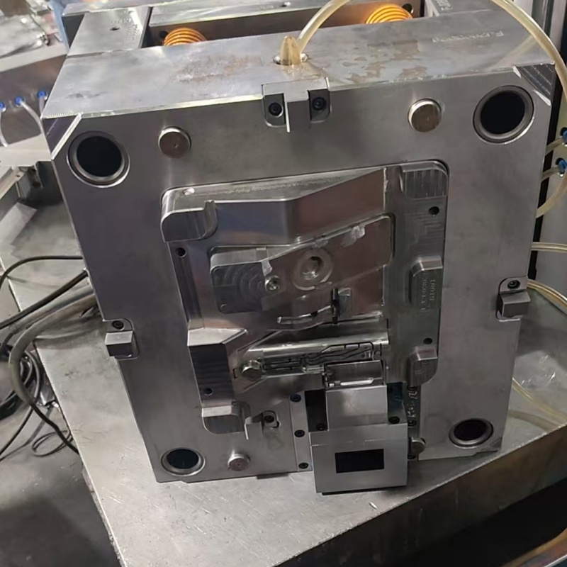 automatic flush plastic parts mold