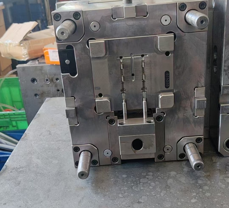 plastic mold manufacturer