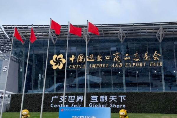 La facoltà di Ingegneria Meccanica della SIPU esplora le tendenze globali dell'automazione alla 139ª Fiera di Canton.