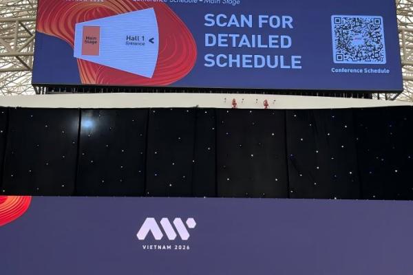 Sipu visita la mostra VIIF in Vietnam.