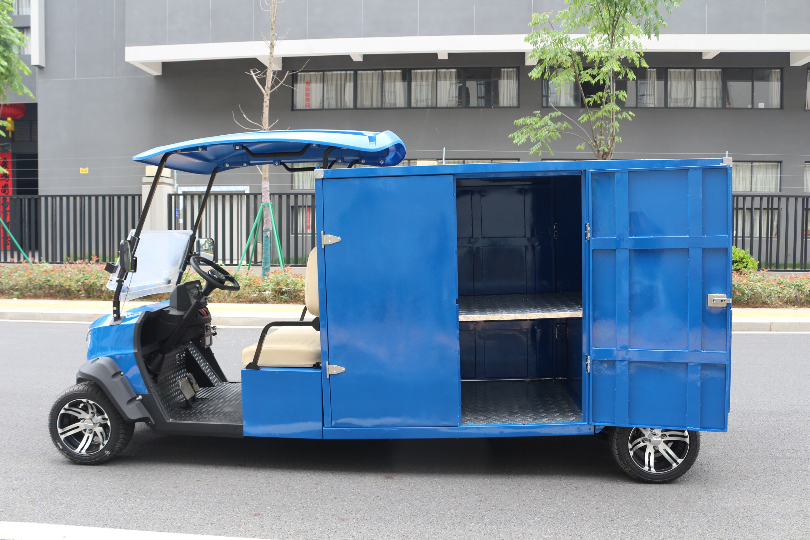 Utility golf cart with trailer box