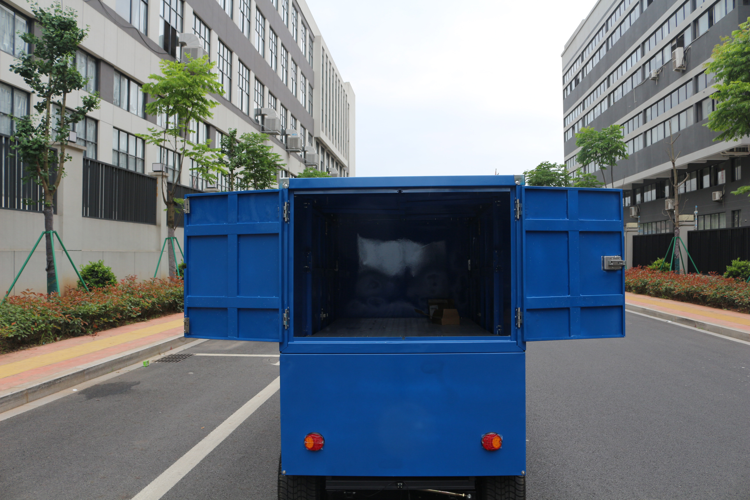 Utility golf cart with cargo bed