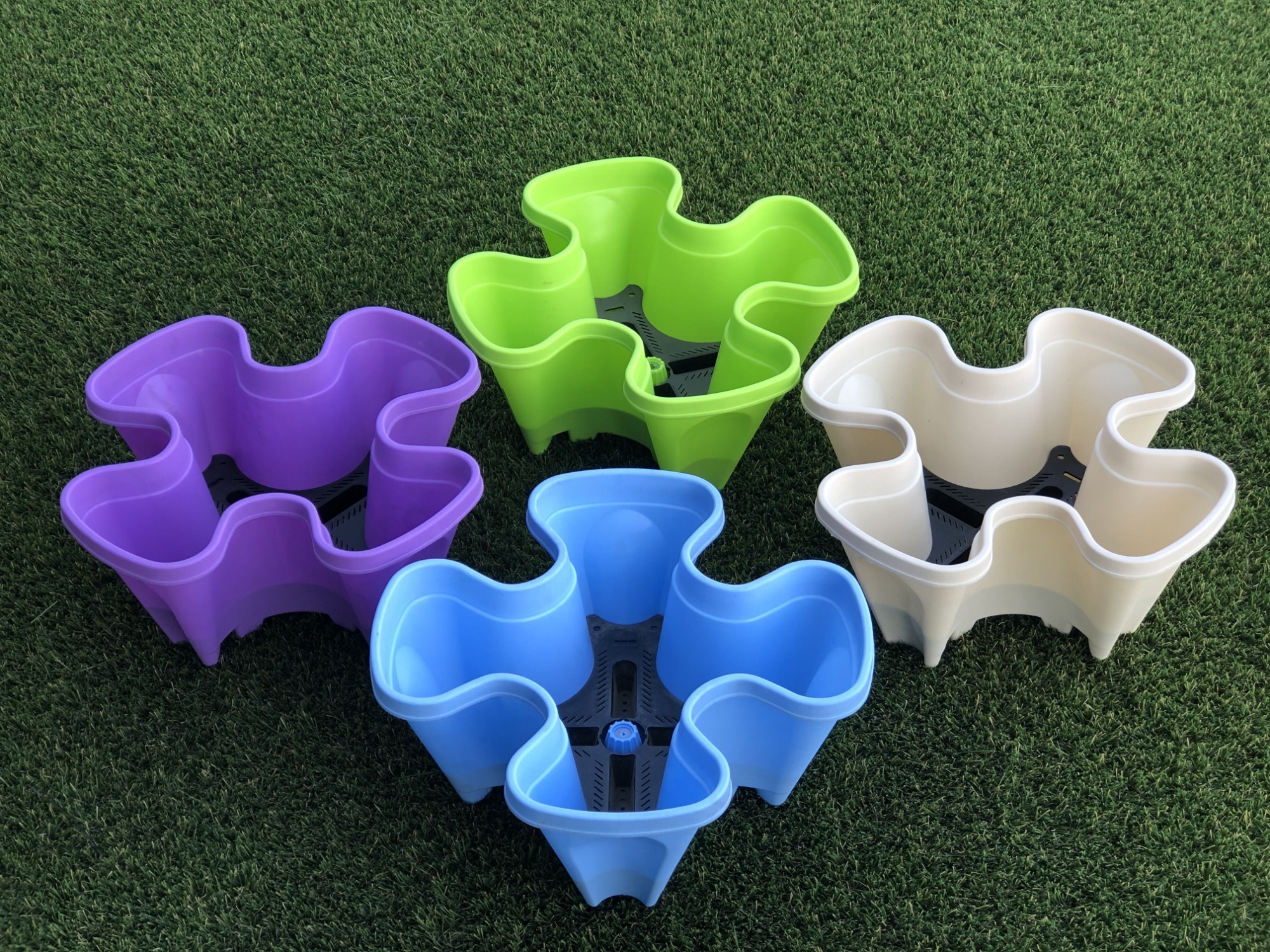 พลาสติกทาวเวอร์หม้อสำหรับไทม์ออริกาโนสตรอเบอร์รี่ในซาอุดิอาระเบีย