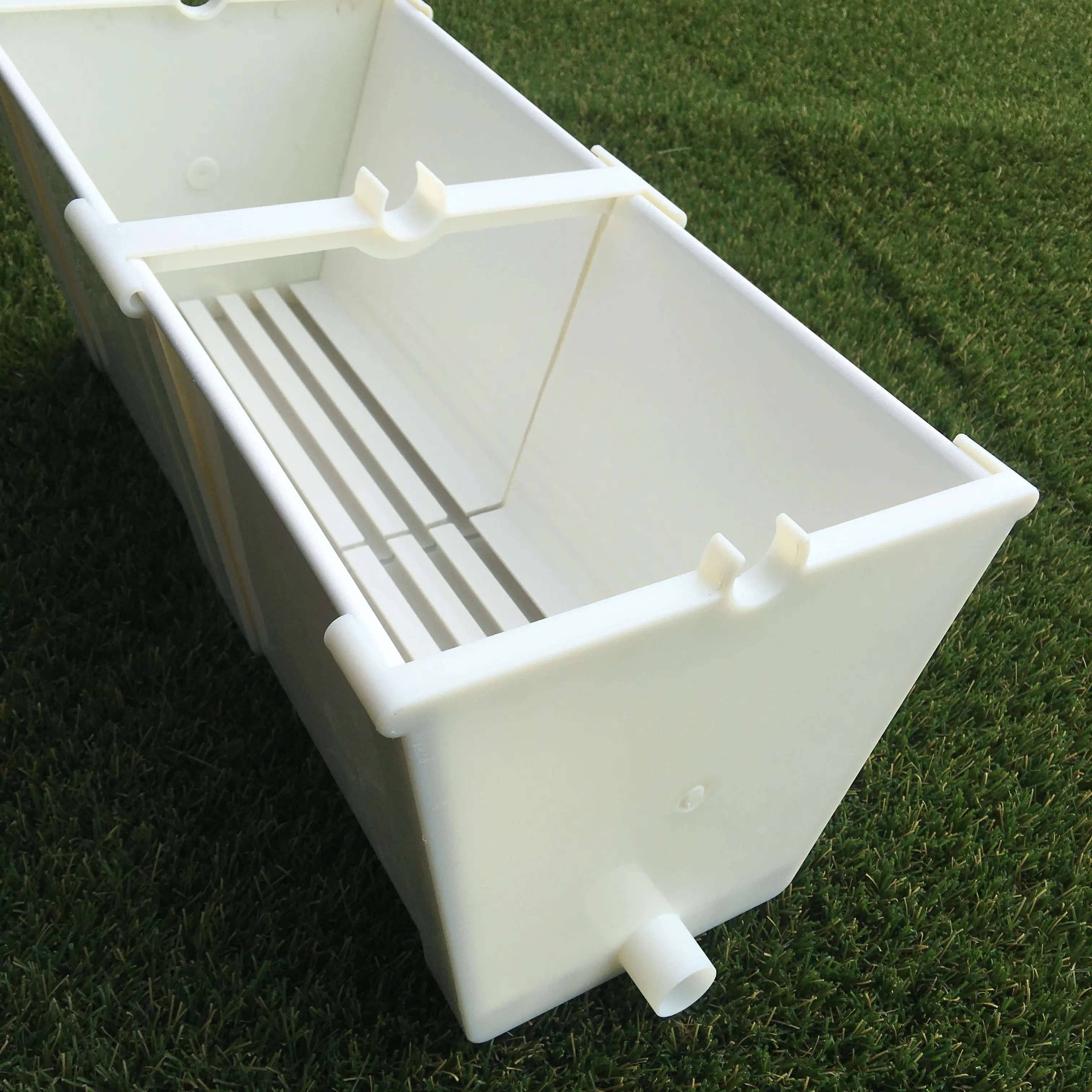 White PVC Strawberry Planting Gutter Soilless Cultivation Tray Strawberry Planting In Greenhouse