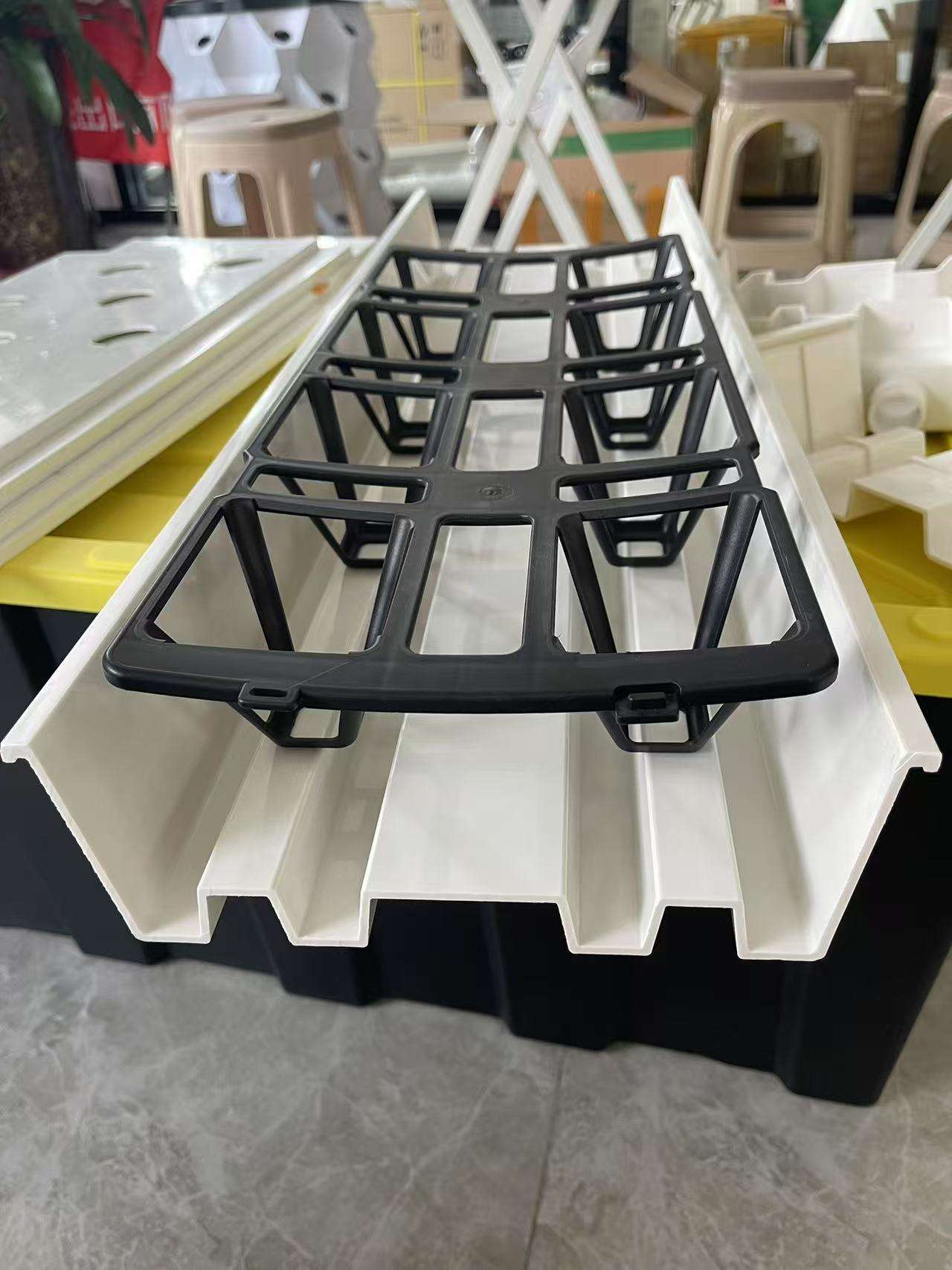 2025 Advanced Heavy-Duty Green House Hydroponics Planting Substrate Gutter System for Hydroponic Strawberry Tomatoes Cucumber