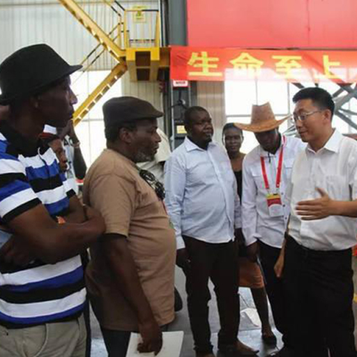 Новые клиенты посещают нашу компанию, чтобы осмотреть мастерскую