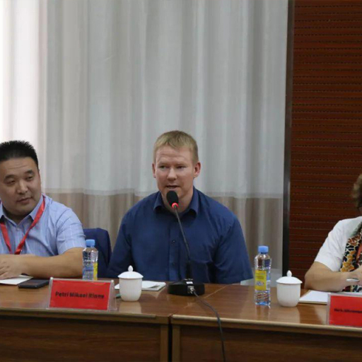 Старые клиенты, которые сотрудничали в течение десяти лет, посещают нашу компанию