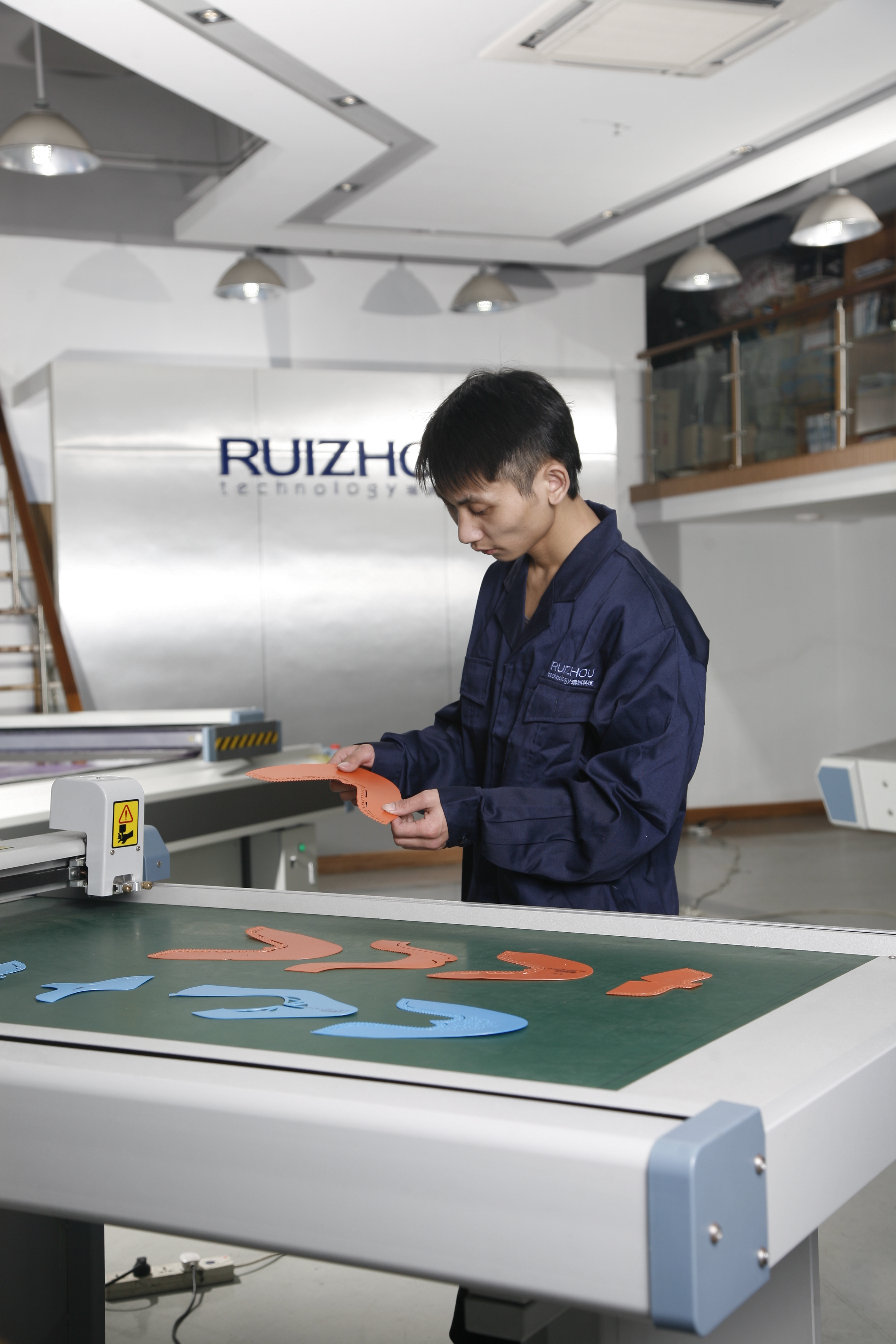 Leather and PU flatbed cutting machine