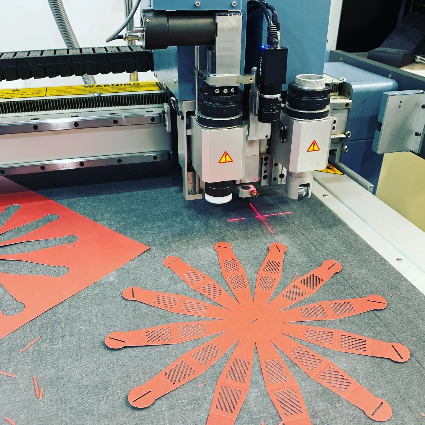 CNC cutting composite material equipment