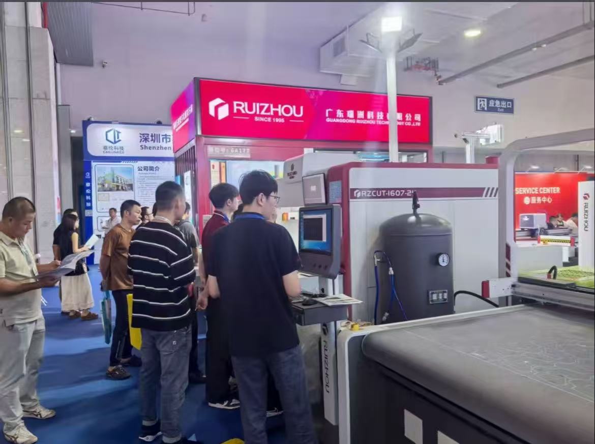 Automatic leather cutting machine