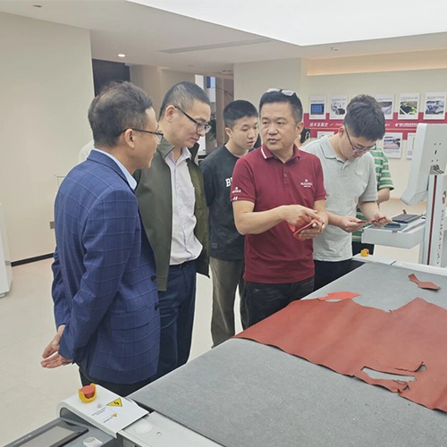 Universitätsteams besuchen Ruizhou Tech, um die Innovation einer CNC-Schneidemaschine für Schuhe zu erkunden.