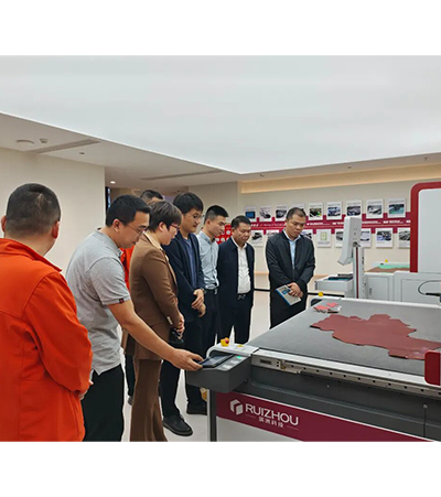 High precision leather cutting machine