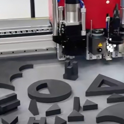Cắt CNC xốp EVA 20mm để tạo các bộ phận xốp theo yêu cầu.