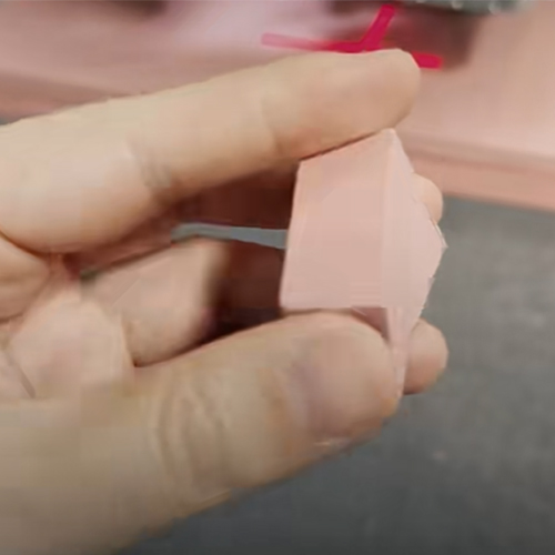 Wie können Hersteller dicke Silikonplatten in kundenspezifische Industrieteile zuschneiden?