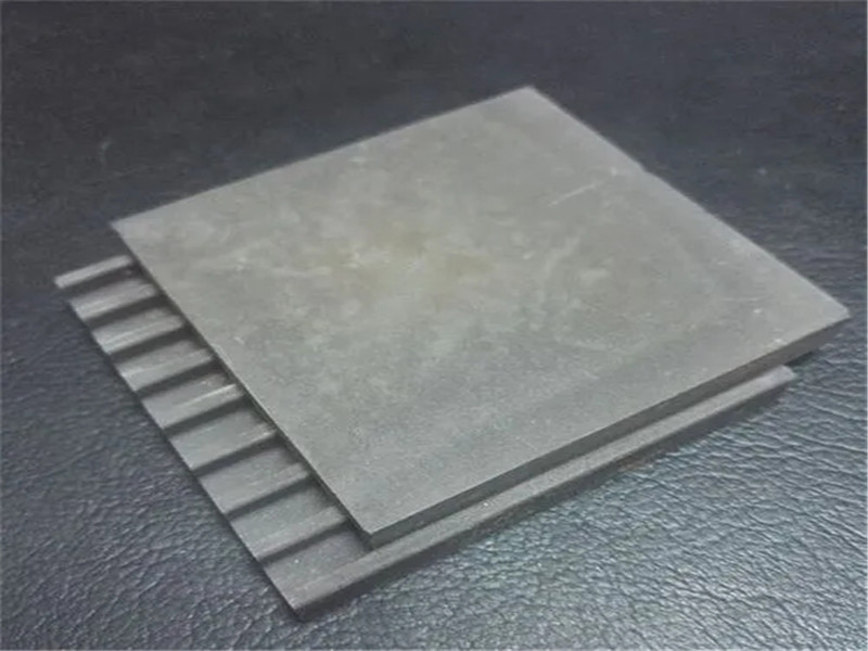 Refractory oxide silicon carbide plate