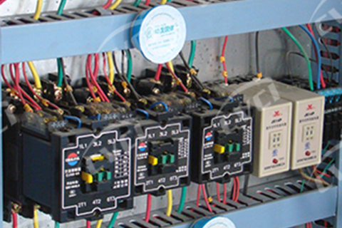 Quais são as vantagens da caixa emissora VCI em relação a outros métodos anticorrosivos?