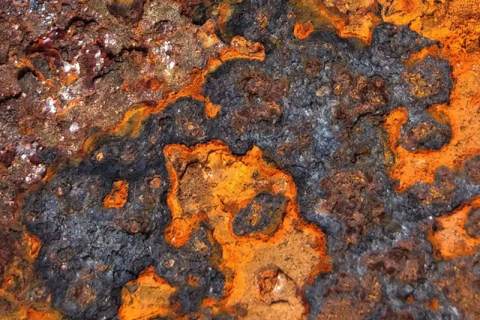 Каким образом бумага VCI предотвращает коррозию медной поверхности?