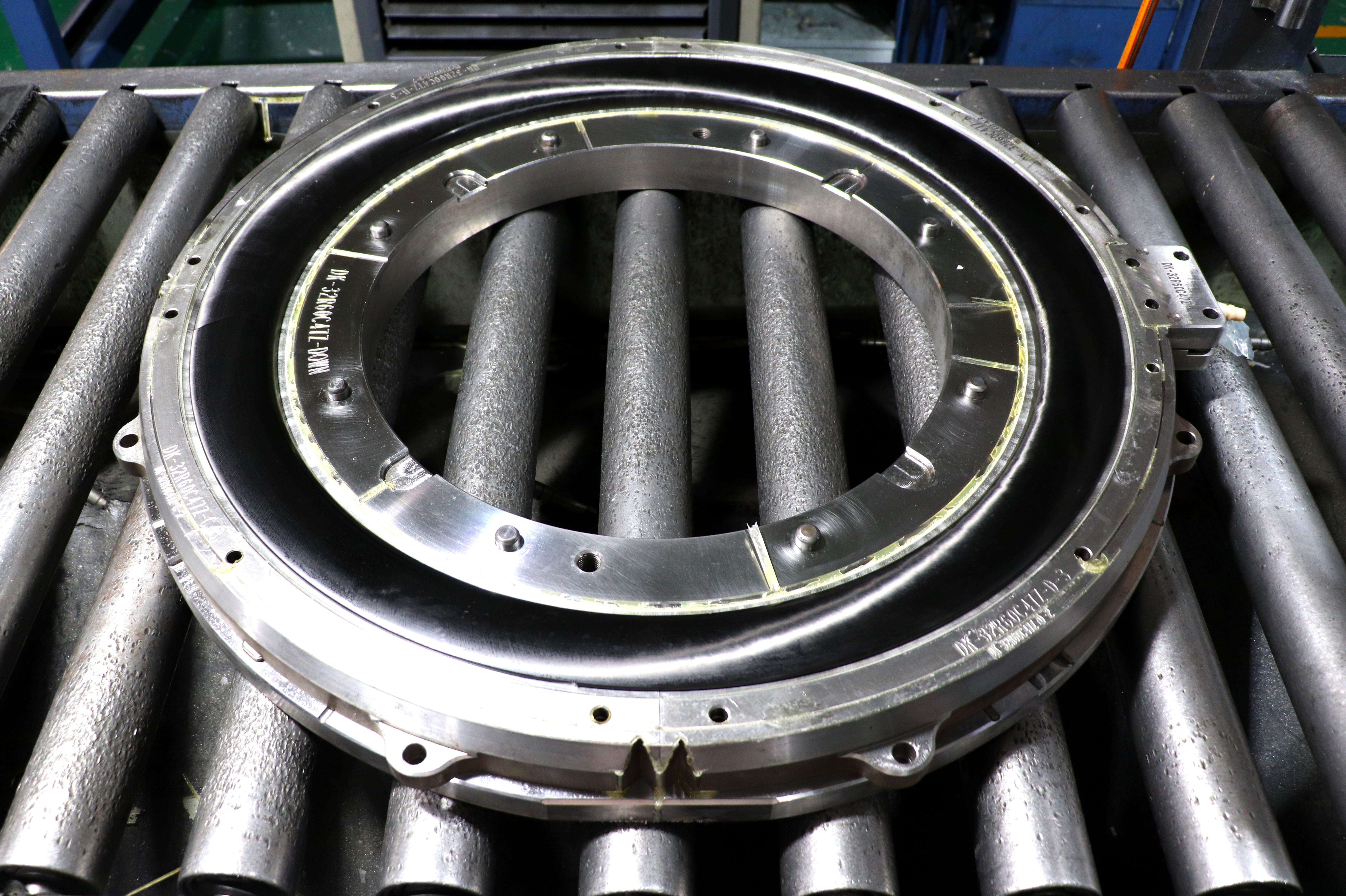 Dedicated 32 inch carbon gravel rim mold - top