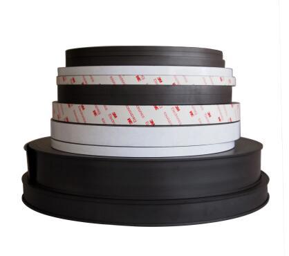 Striscia di gomma flessibile isotropica