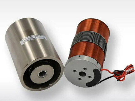 Magnetické materiály v motorech s kmitací cívkou (VCM)