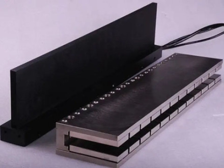 Magnetické materiály v lineárních motorech