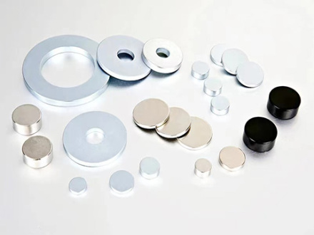 Quali sono i gradi di prestazione dei magneti NdFeB? Qual è la resistenza alla temperatura dei diversi gradi?