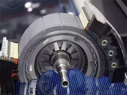 Jaké typy magnetických materiálů se obecně používají v motorech s permanentními magnety？