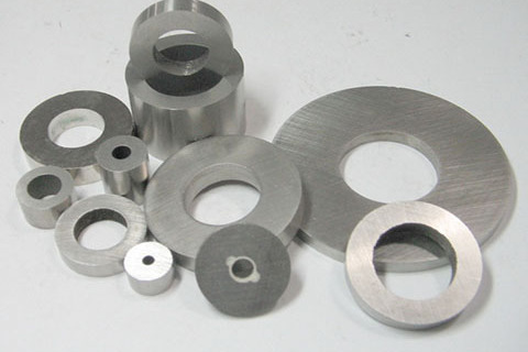 Introducción a los materiales magnéticos permanentes de AlNiCo.