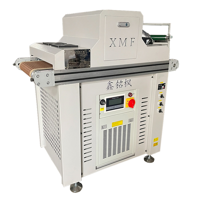 Máy làm sạch bụi bằng tia UV trên bề mặt ván gỗ sau khi chà nhám