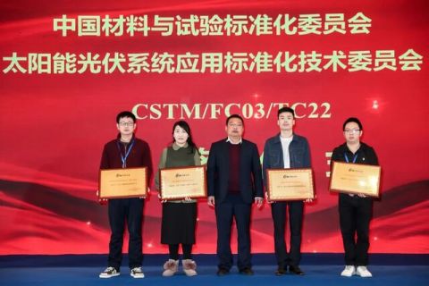 Der Standard „Crystalline Silicon Photovoltaic Roof Tile for Architecture“ von Gain Solar gewann einen Blockbuster-Award