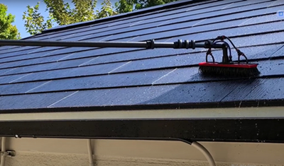 Hvordan rengør man solar tagsten?