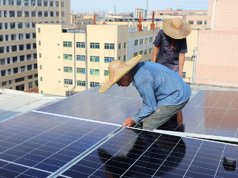 Quelles sont les dimensions, le poids et l'épaisseur du panneau solaire ?