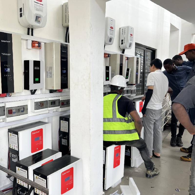 Quels types de batteries solaires sont utilisés dans les systèmes d'énergie solaire ?