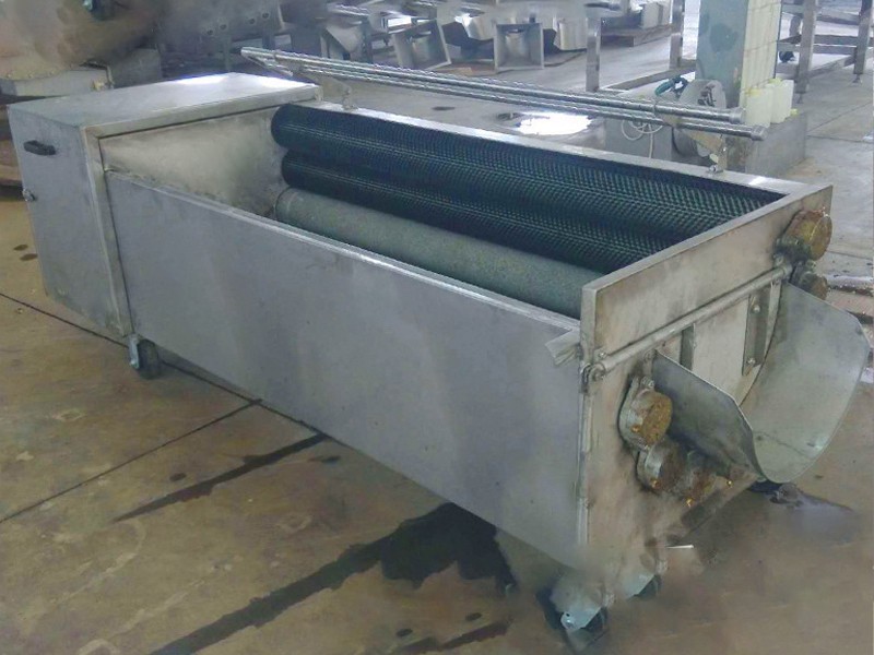 Automatic wool roller mud cleaning machine