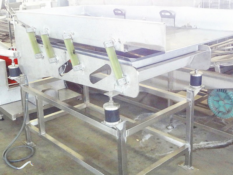 Linear vibrating screen separator