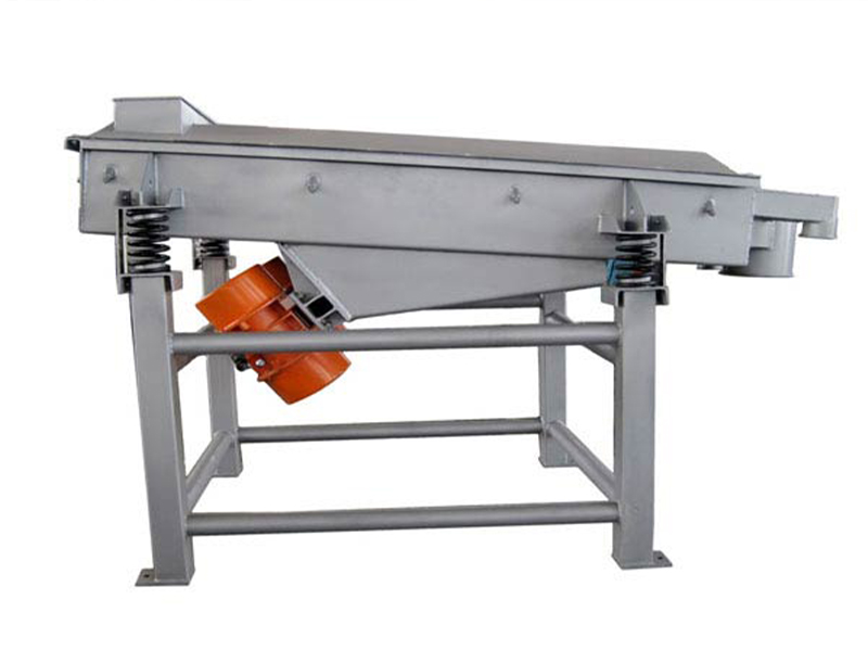 Linear vibrating screen separator